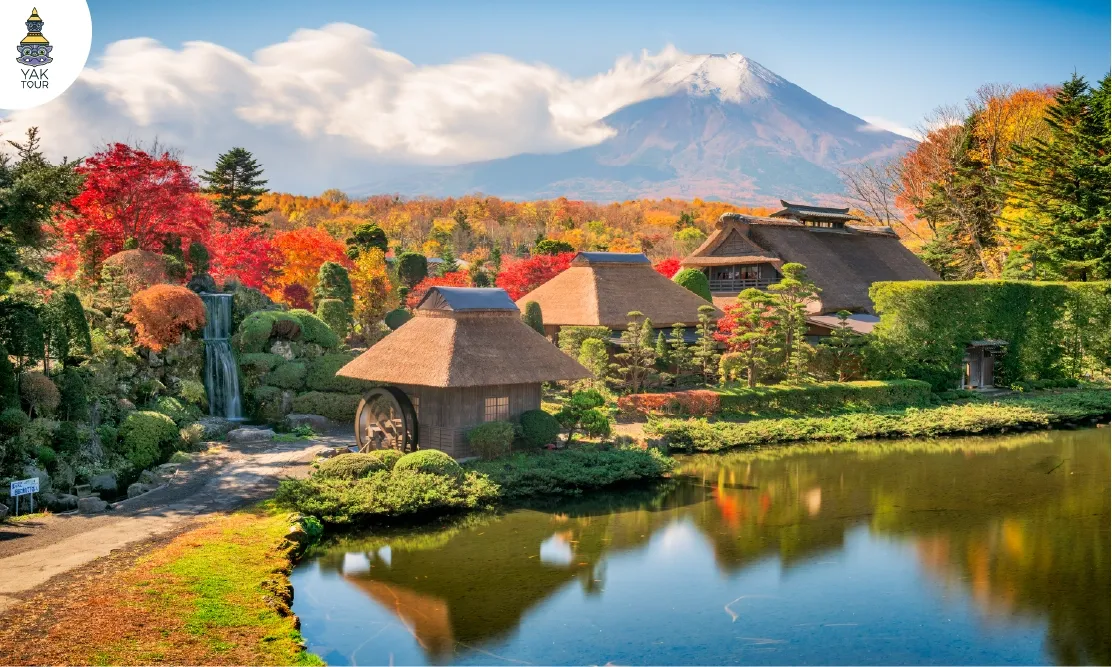 หมู่บ้านโอชิโนะฮัคไคกับวิวภูเขาไฟฟูจิและบ้านโบราณริมน้ำช่วงฤดูใบไม้ร่วง
