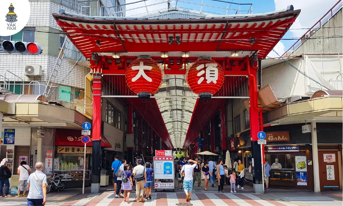 ซุ้มประตูทางเข้าและบรรยากาศนักท่องเที่ยวบริเวณถนนช้อปปิ้งโอสุ (Osu Shopping District)