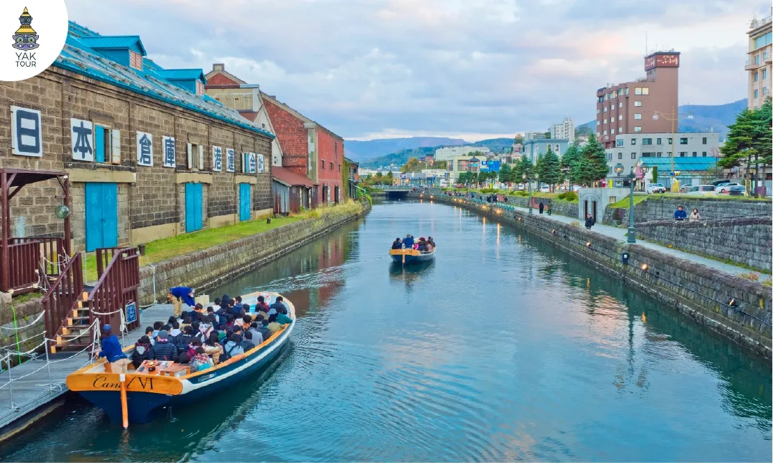 บรรยากาศนักท่องเที่ยวนั่งเรือล่องเรือคลองโอตารุชมวิวเมืองท่าฮอกไกโด