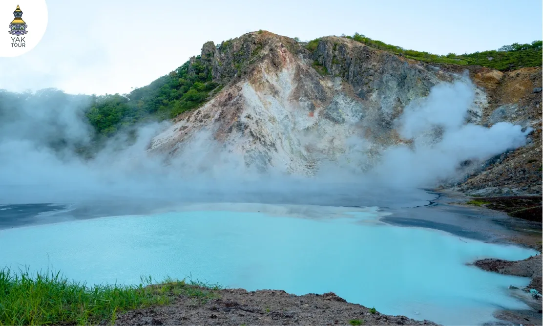 บ่อน้ำร้อนโอยุนุมะ (Oyunuma Pond) บ่อน้ำร้อนขนาดใหญ่ที่มีน้ำสีฟ้าอมเทาดูสวยแปลกตา