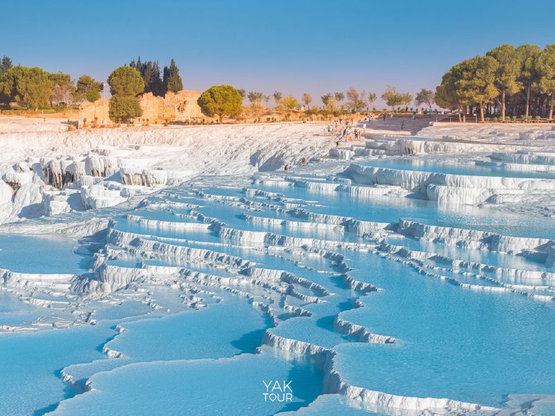 ปามุกคาเล (Pamukkale) แอ่งน้ำแร่ธรรมชาติสีฟ้าใสลดหลั่นเป็นชั้นบนลานหินปูนสีขาวโพลน