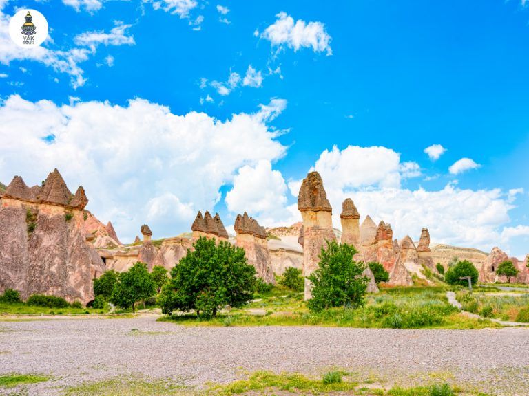 กลุ่มเสาหินรูปทรงประหลาดหรือปล่องไฟนางฟ้าที่เกิดจากการกัดเซาะของลมและฝนเป็นเวลาหลายล้านปี