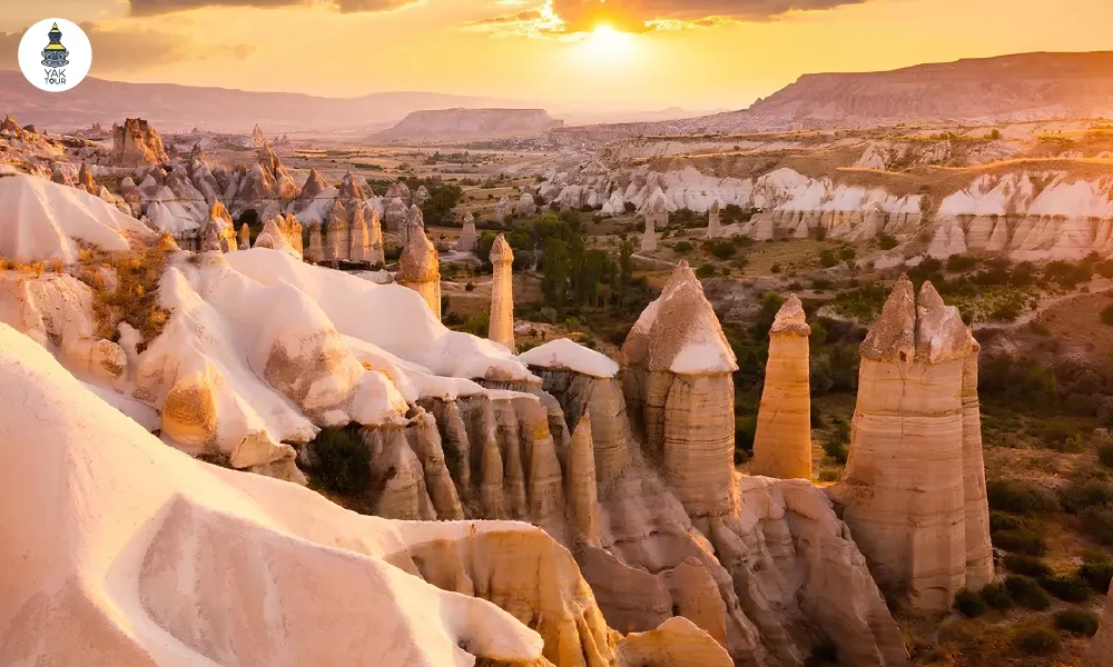 กลุ่มเสาหินรูปทรงประหลาดหรือปล่องไฟนางฟ้าที่เกิดจากการกัดเซาะของลมและฝนเป็นเวลาหลายล้านปี