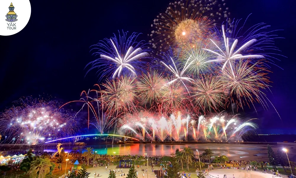 การแสดงเทศกาลดอกไม้ไฟเผิงหู (Penghu Fireworks Festival) เหนือสะพานสายรุ้ง