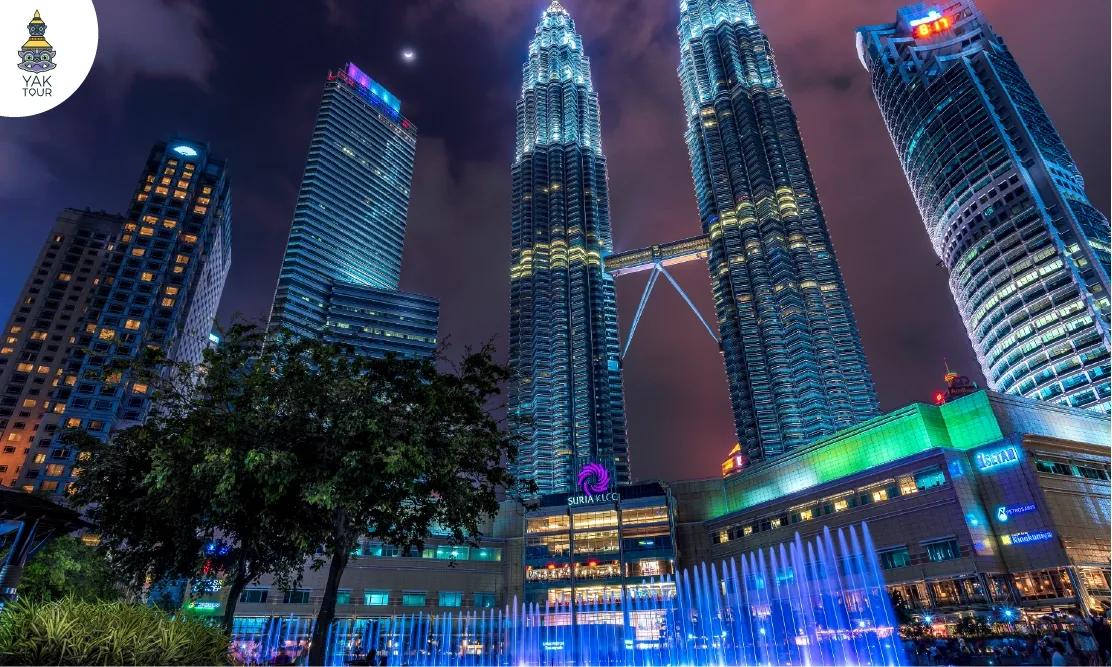 แสงสีตึกแฝดปิโตรนาสยามค่ำคืนและน้ำพุหน้าห้าง Suria KLCC ไฮไลต์ห้ามพลาดเมื่อมา เที่ยวมาเลเซีย