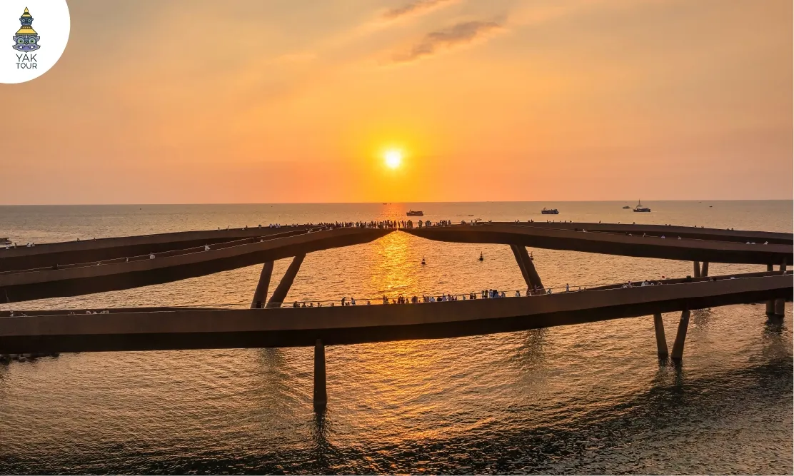 วิวพระอาทิตย์ตกดินสุดโรแมนติกที่สะพานจูบ Kiss Bridge แลนด์มาร์กดัง เกาะฟูโกว๊ก