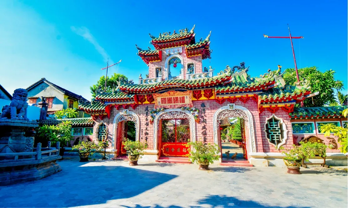 ซุ้มประตูทางเข้าวัดฟุกเกี๋ยน สถาปัตยกรรมจีนโบราณในเมืองฮอยอัน