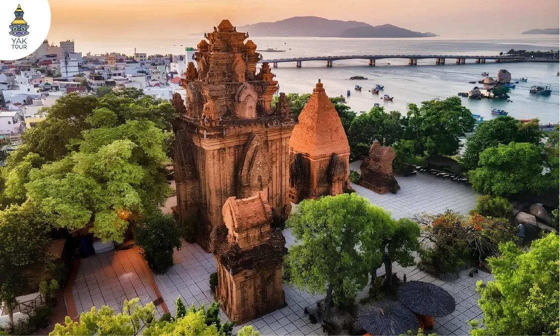 ปราสาทหินโบราณวัดโพนากา ศิลปะจามปาอายุกว่าพันปีริมแม่น้ำ