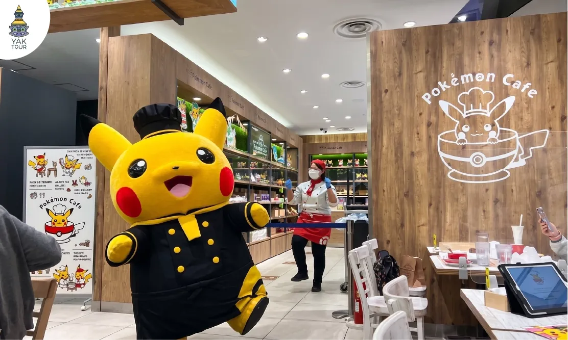 มาสคอตปิคาชูในชุดเชฟเดินทักทายลูกค้าภายในร้าน Pokémon Cafe