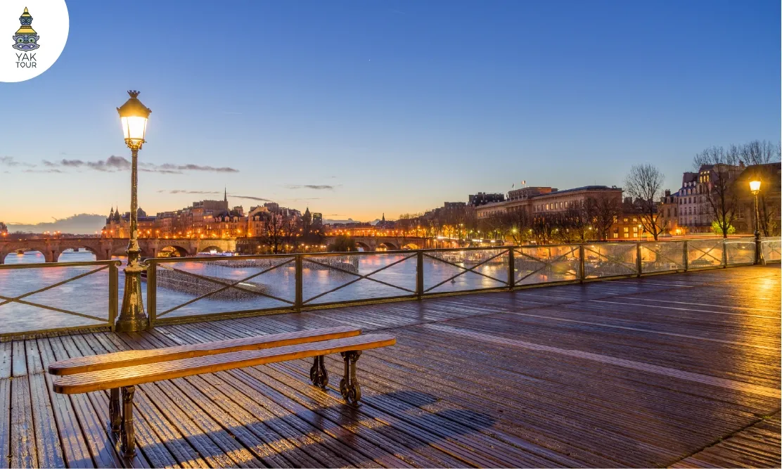 วิวทางเดินไม้และม้านั่งบนสะพานคนเดิน Pont des Arts ช่วงพระอาทิตย์ตกดิน