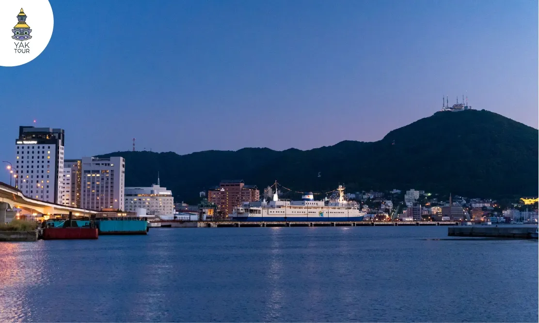 วิวขอบฟ้าและเรือสัญจรไปมาบริเวณท่าเรือฮาโกดาเตะยามอาทิตย์อัสดง