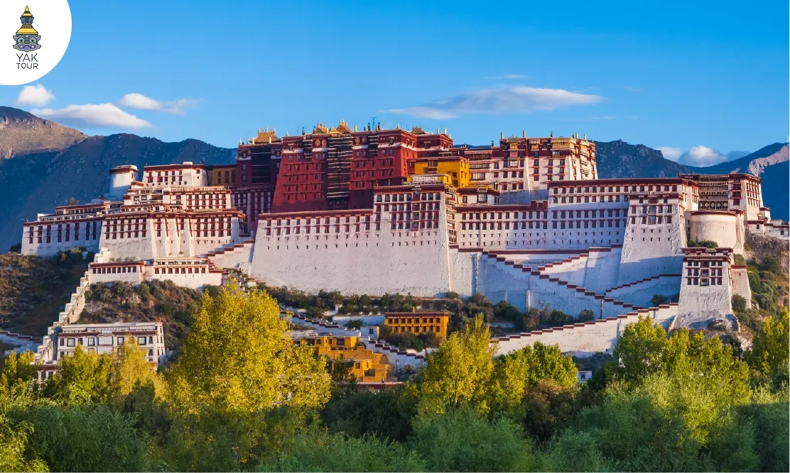 ความยิ่งใหญ่ของพระราชวังโปตาลาตั้งตระหง่านบนยอดเขาแดงท่ามกลางท้องฟ้าใสในทิเบต