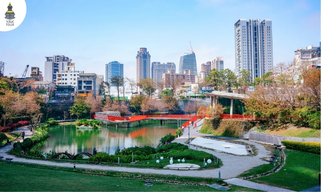 ชิวหงพลาซ่า Qiuhong Plaza สวนสาธารณะแนวตั้งใจกลางเมืองไถจงที่มีแอ่งน้ำและทางเดินไม้ท่ามกลางตึกสูง