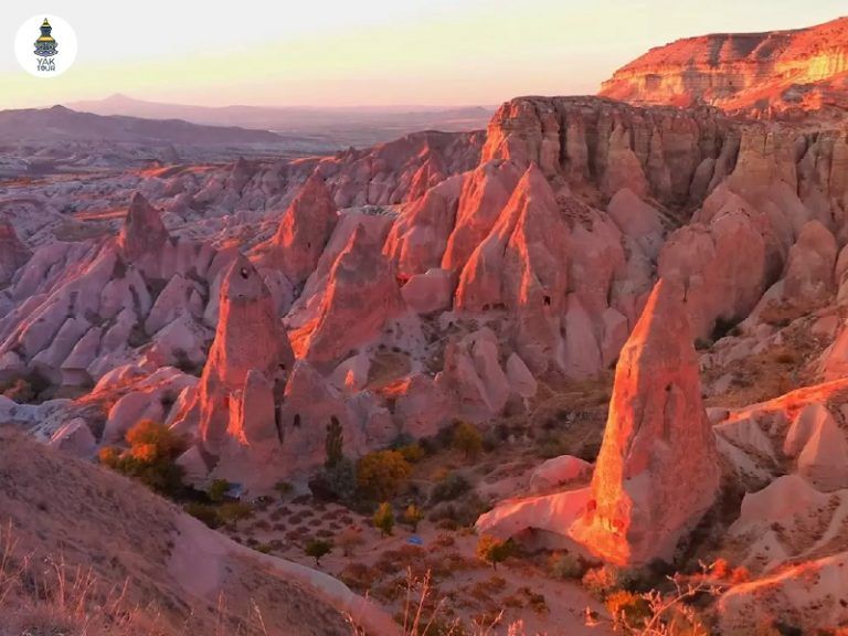 หุบเขาหินสีชมพูและสีแดงที่เป็นจุดชมวิวพระอาทิตย์ตกดินที่สวยที่สุดแห่งหนึ่งในตุรกี