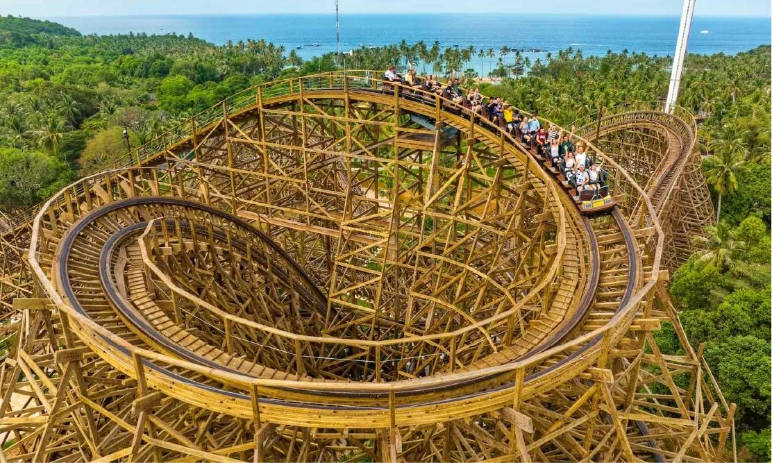 รถไฟเหาะรางไม้ Roaring Timbers ใน Exotica Park บนเกาะฮอนธอม ท่ามกลางป่ามะพร้าวและวิวทะเล