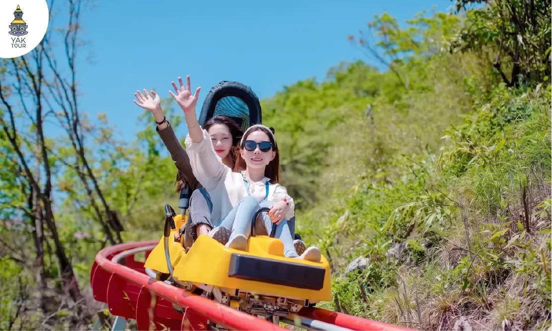กิจกรรมนั่งรถราง Roller Coaster เลียบหน้าผาสุดตื่นเต้นในจางเจียเจี้ย