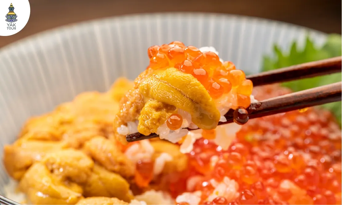 ข้าวหน้าซีฟู้ด Donburi หน้าไข่หอยเม่นและไข่ปลาแซลมอนสดๆ จากตลาดปลาซังคาคุ