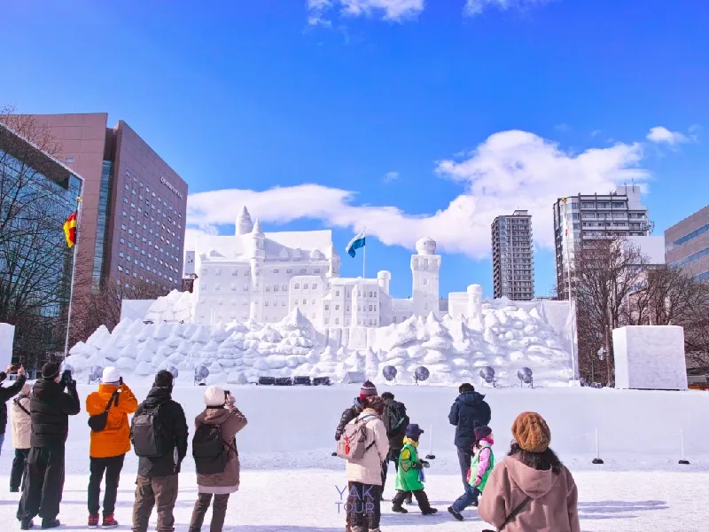 งานประติมากรรมหิมะแกะสลักรูปปราสาทขนาดมหึมาในงาน Sapporo Snow Festival