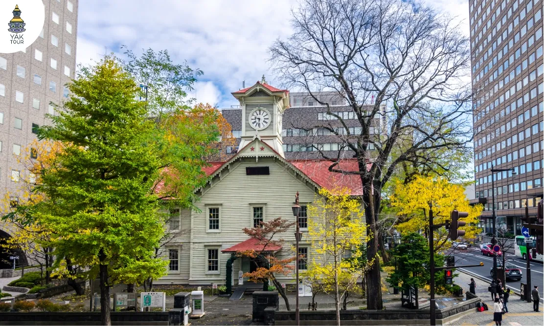 หอนาฬิกาซัปโปโรแลนด์มาร์คไม้สีขาวใจกลางเมือง