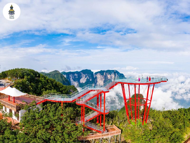 จุดชมวิวระเบียงกระจกวงกลม Sky Eye สีแดงบนยอดเขาเจ็ดดาวท่ามกลางทะเลหมอกและทิวเขาสลับซับซ้อน