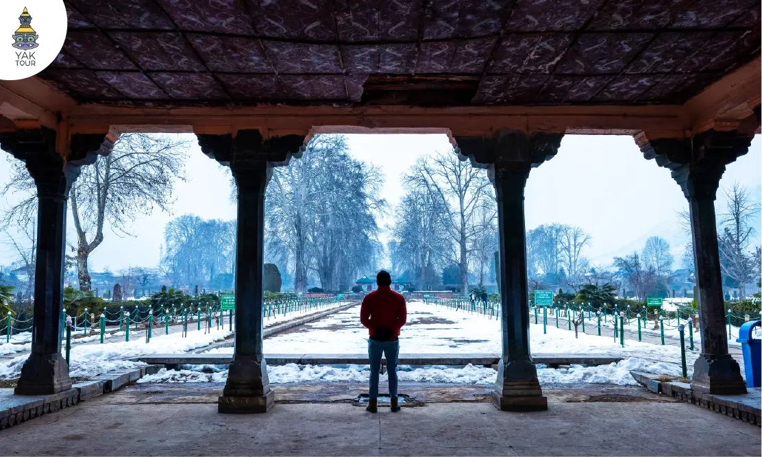 วิวจากศาลาไม้แกะสลักโบราณที่สวนชาลิมาร์-Shalimar-Bagh-Kashmir