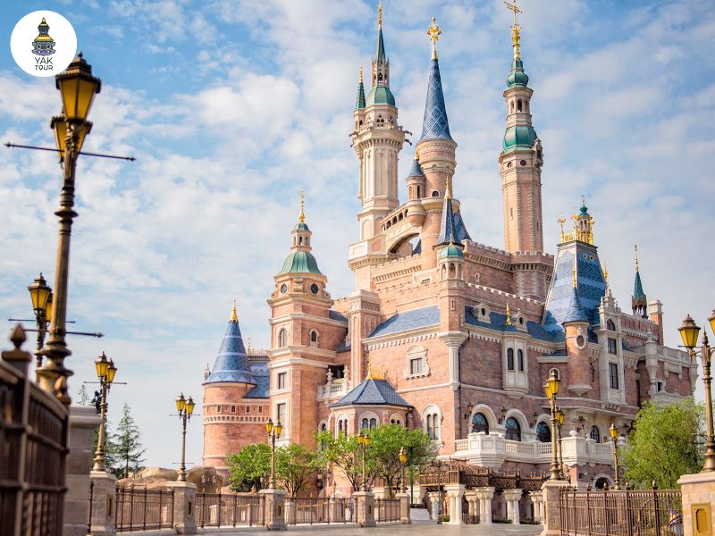 ปราสาท Enchanted Storybook Castle สีชมพูทองที่เซี่ยงไฮ้ดิสนีย์แลนด์ภายใต้ท้องฟ้าสดใส