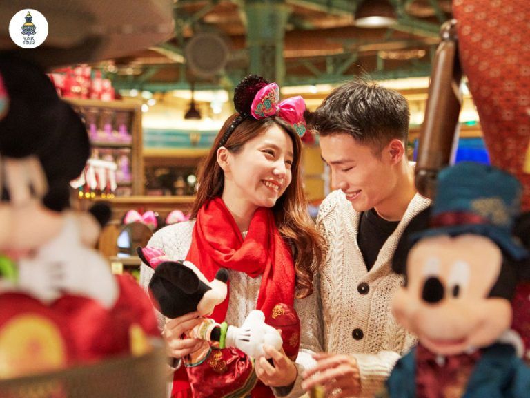 คู่รักเลือกซื้อของที่ระลึกในเซี่ยงไฮ้ดิสนี่ย์แลนด์ช่วงเดือนกุมภาพันธ์