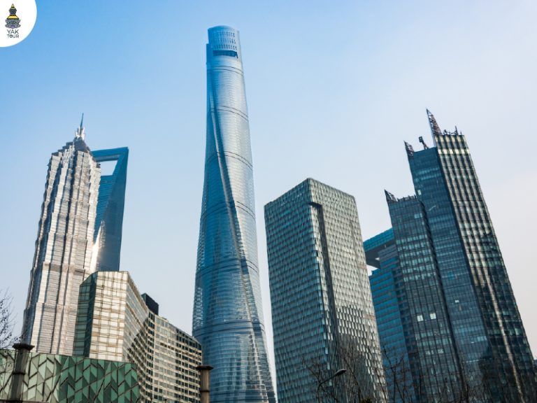 ตึกเซี่ยงไฮ้ทาวเวอร์ (Shanghai Tower) อาคารทรงเกลียวที่สูงที่สุดในจีน ตั้งตระหง่านอยู่ท่ามกลางตึกระฟ้าในย่านธุรกิจลู่เจียจุ่ย