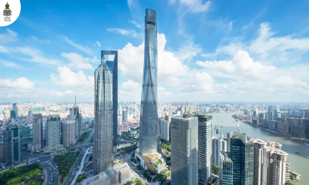 ตึกเซี่ยงไฮ้ทาวเวอร์ (Shanghai Tower) อาคารทรงเกลียวที่สูงที่สุดในจีน ตั้งตระหง่านอยู่ท่ามกลางตึกระฟ้าในย่านธุรกิจลู่เจียจุ่ย