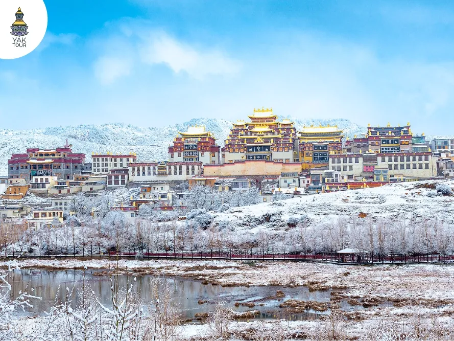 วัดลามะสไตล์ทิเบตสีทองอร่ามท่ามกลางทุ่งหิมะกว้างในแชงกรีล่า