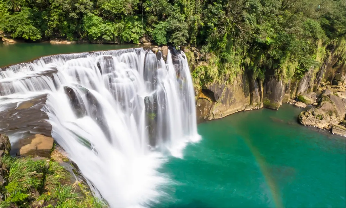 ม่านน้ำตกขนาดใหญ่ที่น้ำตกซือเฟิ่น ฉายาไนแอการาแห่งไต้หวัน พร้อมปรากฏการณ์รุ้งกินน้ำหน้าม่านน้ำ