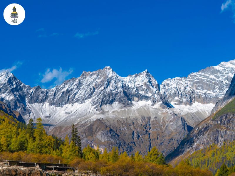 เทือกเขาสี่ดรุณียอดเขาสูงชันปกคลุมด้วยหิมะตัดกับท้องฟ้าสีคราม