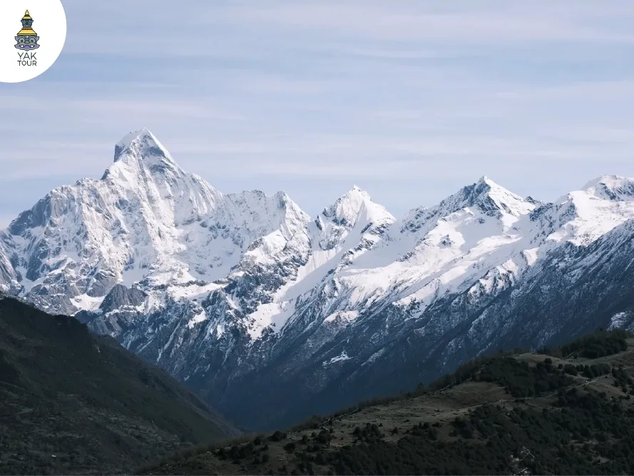 ความสง่างามของยอดเขาหิมะรูปทรงแปลกตา ณ ภูเขาสี่ดรุณี