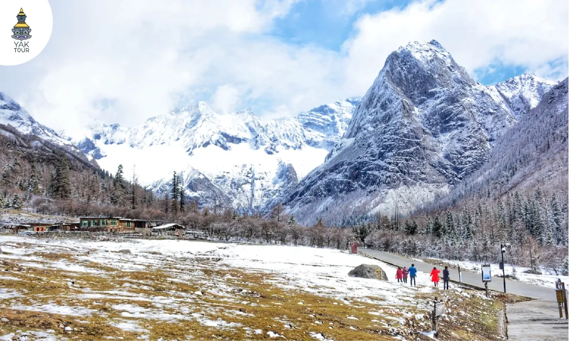 ยอดเขาสูงชันปกคลุมด้วยหิมะคล้ายเทือกเขาแอลป์ที่ภูเขาสี่ดรุณี