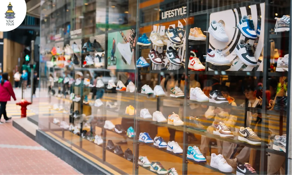 กำแพงสนีกเกอร์รุ่นฮิต Adidas Samba และ Nike Air Jordan ที่ร้านบน Sneaker Street