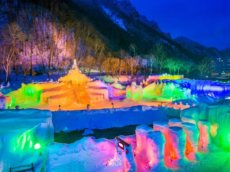 งานประติมากรรมปราสาทน้ำแข็งประดับไฟหลากสียามค่ำคืนในเทศกาล Sounkyo Ice Fall Festival