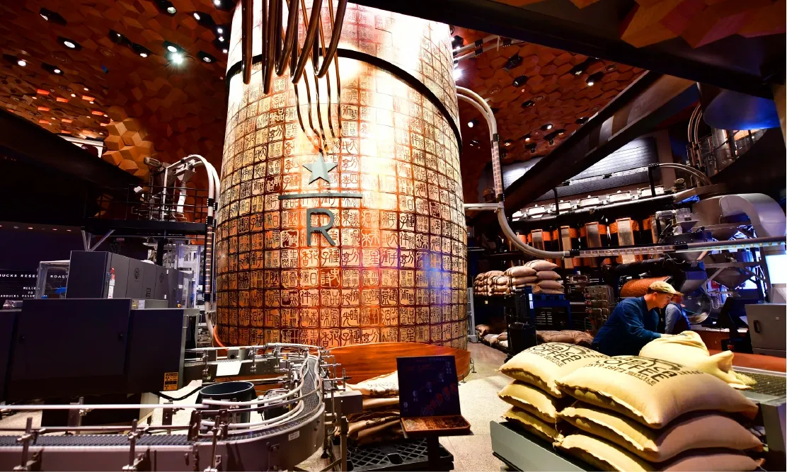 ถังคั่วกาแฟทองเหลืองยักษ์ประดับตราประทับจีนโบราณ ไฮไลท์สำคัญที่สตาร์บัคส์เซี่ยงไฮ้