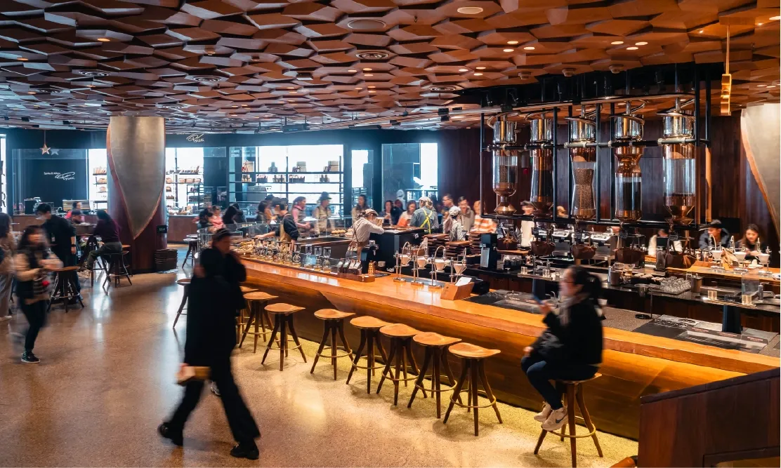 ถังคั่วกาแฟทองเหลืองประดับตราประทับจีนโบราณที่ Starbucks Reserve Roastery Shanghai