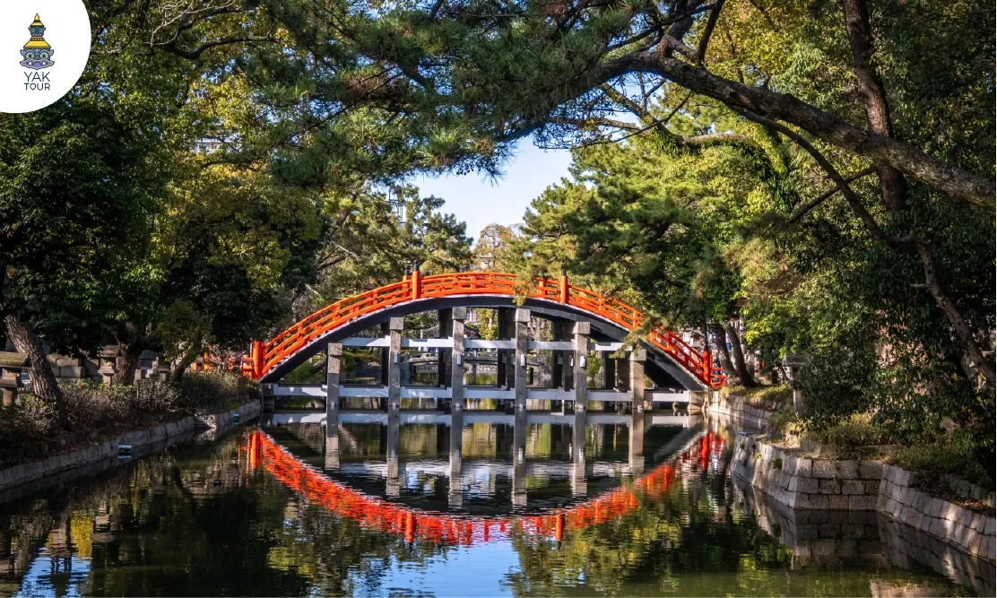 สะพานไม้สีแดงโซริฮาชิและเงาสะท้อนน้ำที่สวยงามในศาลเจ้าสุมิโยชิ