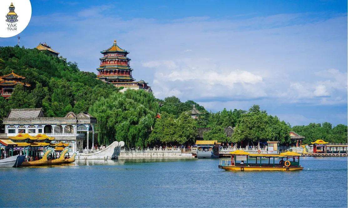 วิวพระตำหนักบนเนินเขาและเรือท่องเที่ยวในทะเลสาบคุนหมิง ณ พระราชวังฤดูร้อน