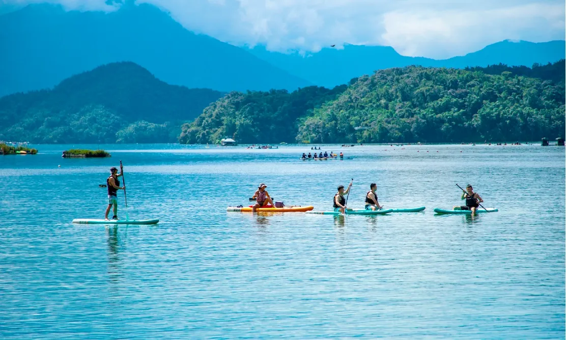 กิจกรรมพาย SUP Board รับอรุณชมพระอาทิตย์ขึ้นท่ามกลางสายหมอกที่ทะเลสาบสุริยันจันทรา