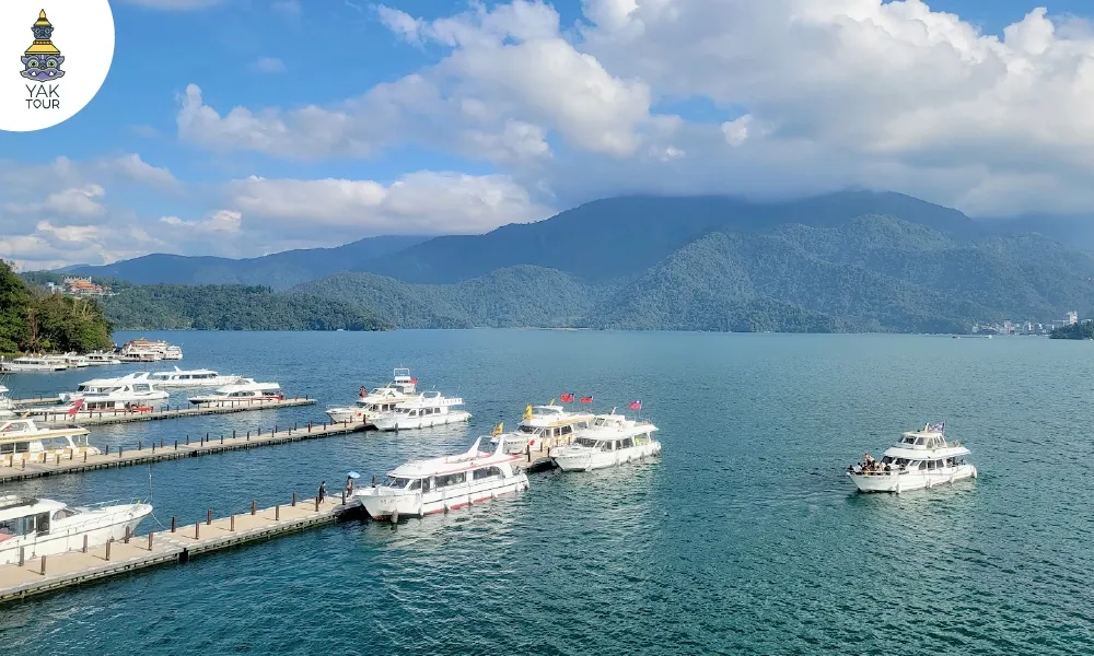 ล่องเรือชมทัศนียภาพทะเลสาบสุริยันจันทรา (Sun Moon Lake) ไต้หวัน ในวันฟ้าใส