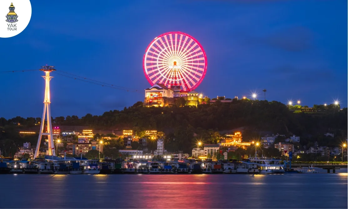 ชิงช้าสวรรค์ Sun Wheel บนยอดเขา Ba Deo ยามค่ำคืนประดับไฟสวยงาม