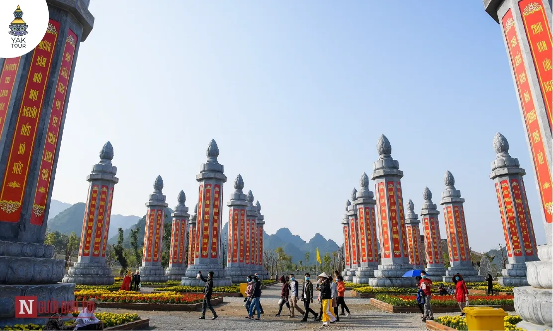 แนวเสาหิน Sutra Pillar Garden แกะสลักอักษรสีแดงท่ามกลางขุนเขาและท้องฟ้าสดใส