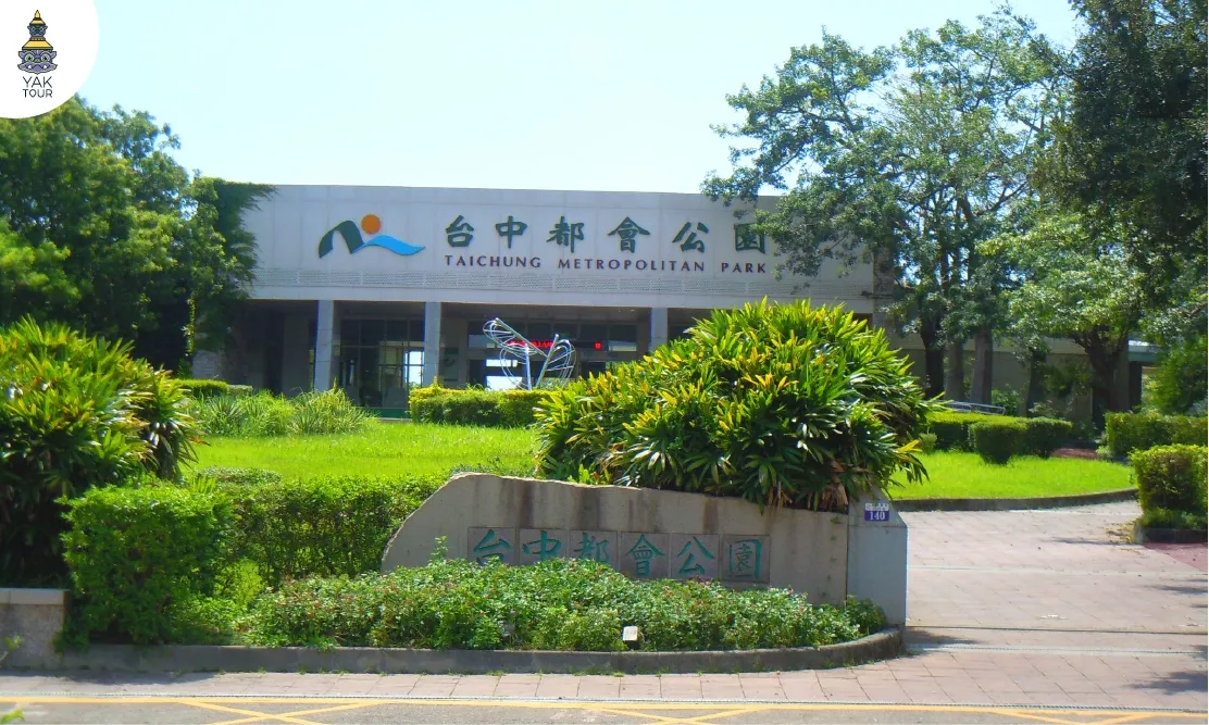 ชิงช้าสวรรค์ยักษ์และตู้คอนเทนเนอร์หลากสีสัน พิกัดถ่ายรูปสุดชิคใกล้สวนสาธารณะในเมืองไถจง