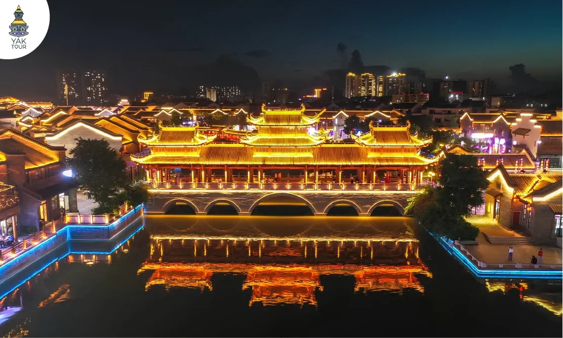 ทัศนียภาพยามค่ำคืนอันงดงามของสะพานไม้โบราณและแสงไฟที่เมืองไท่ผิง