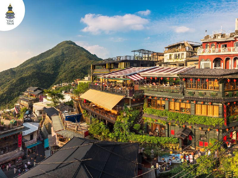 ทิวทัศน์หมู่บ้านโบราณจิ่วเฟิ่น (Jiufen) บนเนินเขาที่ประดับด้วยโคมไฟสีแดงสไตล์ย้อนยุคท่ามกลางบรรยากาศตอนกลางวันของไต้หวัน