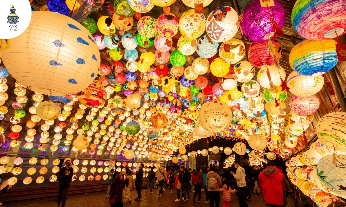 โคมไฟกระดาษหลากสีสันแขวนประดับตกแต่งอย่างสวยงามในเทศกาลโคมไฟไต้หวัน