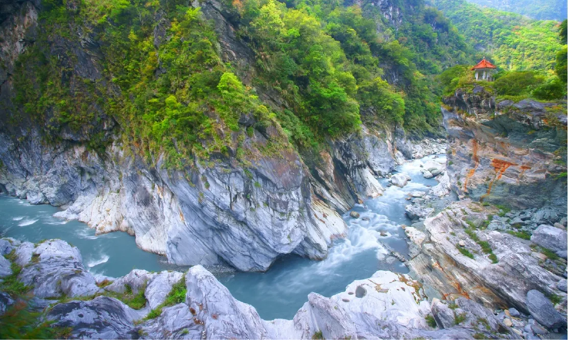 วิวหน้าผาหินอ่อนและลำธารสีฟ้าใสในอุทยานแห่งชาติไท่ลู่เก๋อ จุดเช็กอินความมหัศจรรย์ของธรรมชาติไต้หวัน