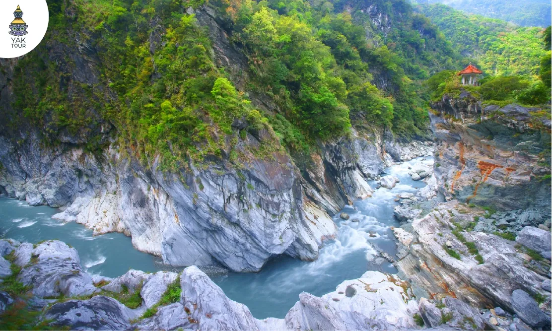 วิวหุบเขาหินอ่อนและสายน้ำสีเทอร์ควอยซ์ในอุทยานแห่งชาติทาโรโกะ